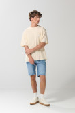 Bermuda slim tiro bajo en jean azul con desgastes