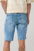 Bermuda slim tiro bajo en jean azul con desgastes