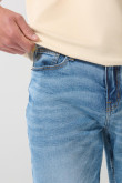 Bermuda slim tiro bajo en jean azul con desgastes