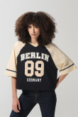 Camiseta crop top oversize azul college con cuello V