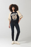 Camiseta crop top oversize azul college con cuello V