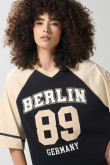 Camiseta crop top oversize azul college con cuello V