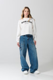 Buzo crema claro crop top con arte college en frente