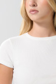 Camiseta en tela acanalada unicolor ajustada manga corta