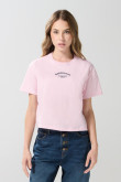 Camiseta unicolor crop top con diseño college delantero