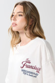 Camiseta crema oversize college con manga corta
