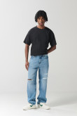 Jean 90´S azul claro con tiro medio, rotos y bota ancha
