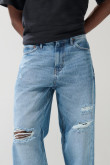 Jean 90´S azul claro con tiro medio, rotos y bota ancha
