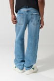 Jean 90´S azul claro con tiro medio, rotos y bota ancha
