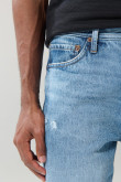 Jean 90´S azul claro con tiro medio, rotos y bota ancha