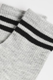 Medias unicolores cortas con texturas y rayas en contraste