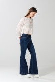 Jean flare azul oscuro con tiro alto, bota ancha y botones
