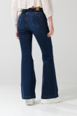 Jean flare azul oscuro con tiro alto, bota ancha y botones
