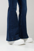 Jean flare azul oscuro con tiro alto, bota ancha y botones