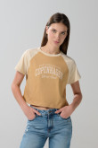 Camiseta café college con manga ranglan corta