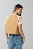 Camiseta café college con manga ranglan corta