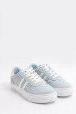 Tenis azules claros casuales con contrastes blancos