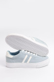 Tenis azules claros casuales con contrastes blancos