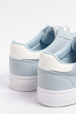 Tenis azules claros casuales con contrastes blancos