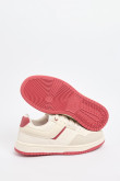 Tenis casuales unicolores con perforaciones y contrastes