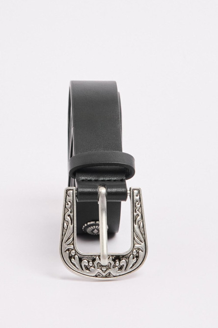 Cinturón negro con diseños metálicos y hebilla grabada