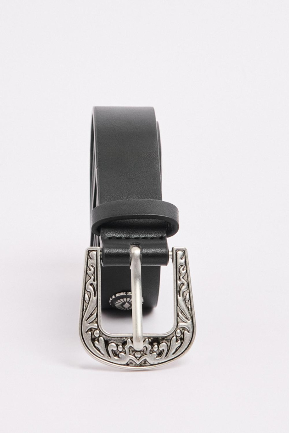 Cinturón negro con diseños metálicos y hebilla grabada