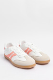 Tenis unicolores tipo casuales con contrastes y perforaciones