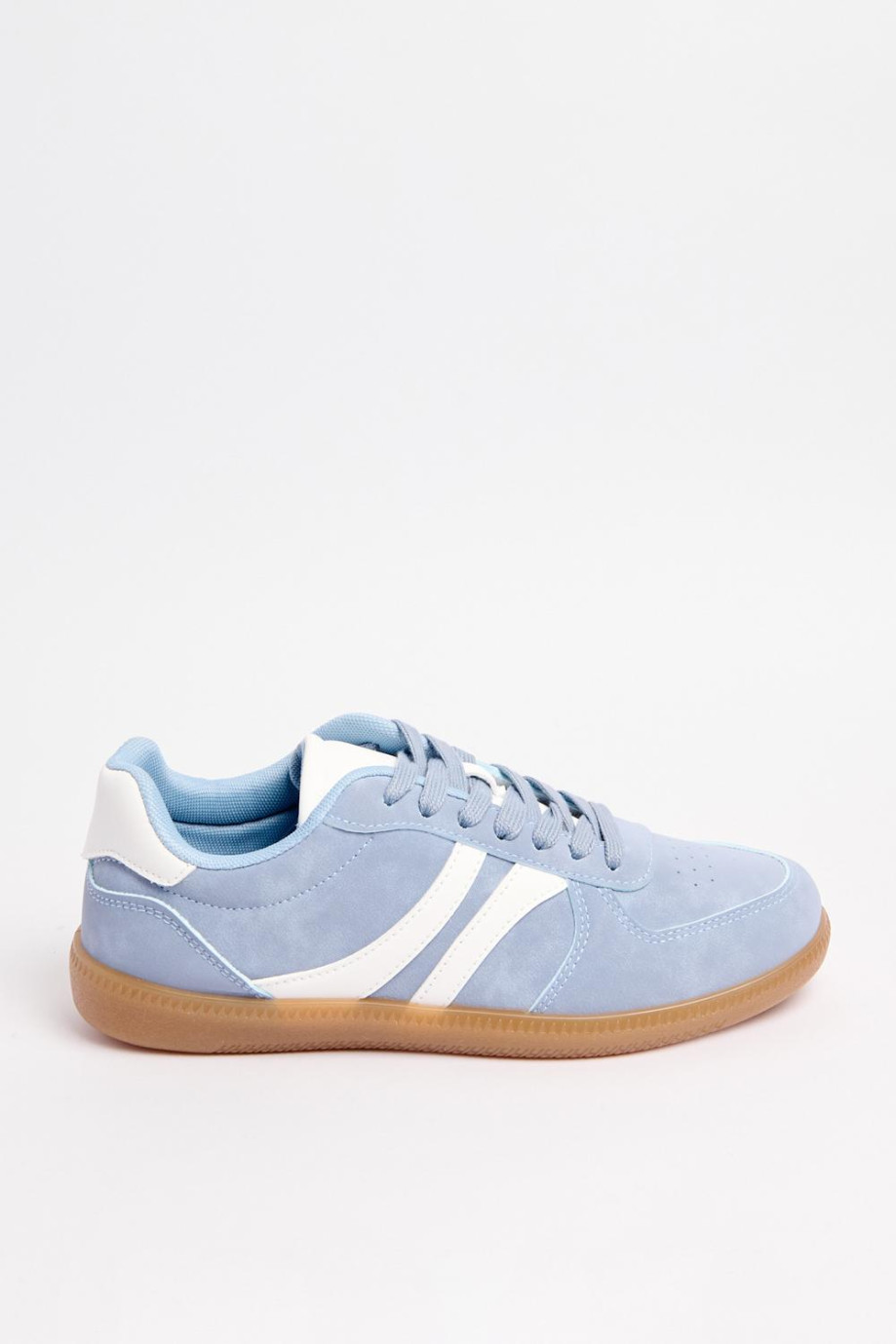 Tenis unicolores tipo casuales con contrastes y perforaciones