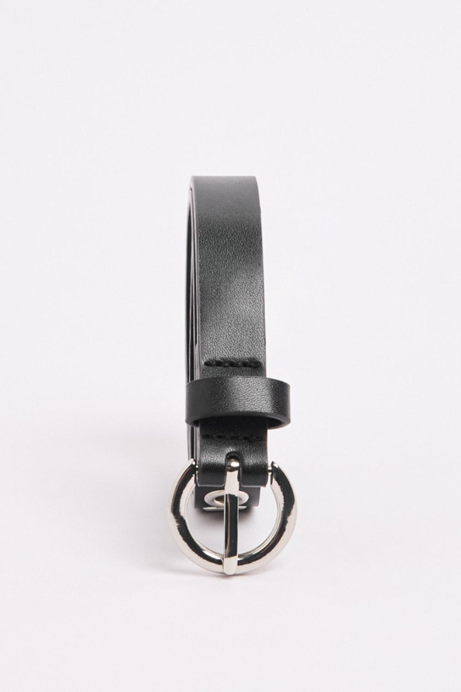 Cinturón negro con ojáletes metálicos en contorno.