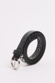 Cinturón negro con ojáletes metálicos en contorno.