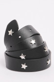 Cinturón negro con hebilla plateada y taches de estrellas