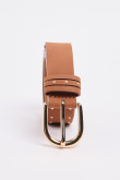 Cinturón café claro con taches metálicos decorativos