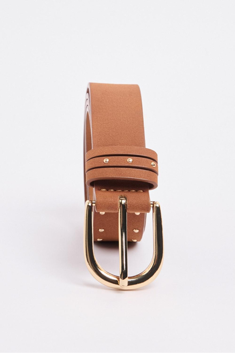 Cinturón café claro con taches metálicos decorativos