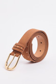 Cinturón café claro con taches metálicos decorativos