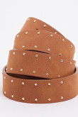 Cinturón café claro con taches metálicos decorativos