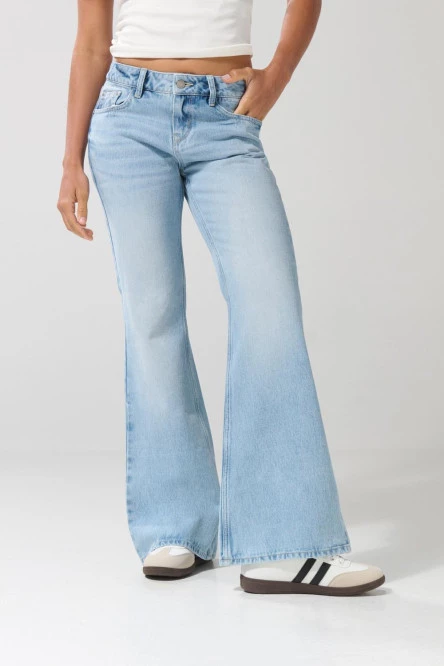 Jean flare azul claro con bota ancha, desgastes y tiro medio