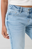 Jean flare azul claro con bota ancha, desgastes y tiro medio