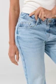 Jean flare azul claro con bota ancha, desgastes y tiro medio