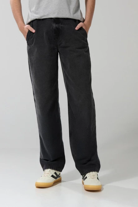 Jean skater gris intenso tiro medio con bota ancha