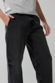 Jean skater gris intenso tiro medio con bota ancha