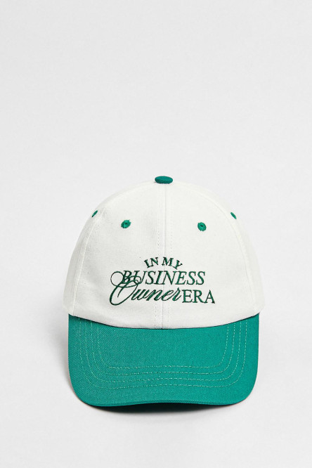 Cachucha beisbolera crema con texto y visera en contraste