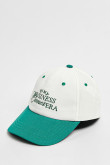 Cachucha beisbolera crema con texto y visera en contraste