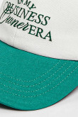 Cachucha beisbolera crema con texto y visera en contraste