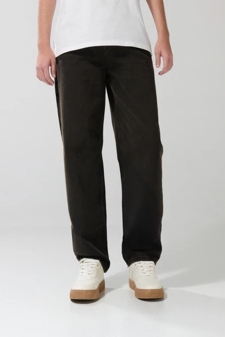 Jean skater oscuro con bota ancha y tiro medio