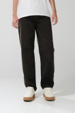 Jean skater oscuro con bota ancha y tiro medio