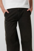 Jean skater oscuro con bota ancha y tiro medio