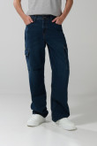 Jean azul oscuro cargo con bota recta y tiro medio