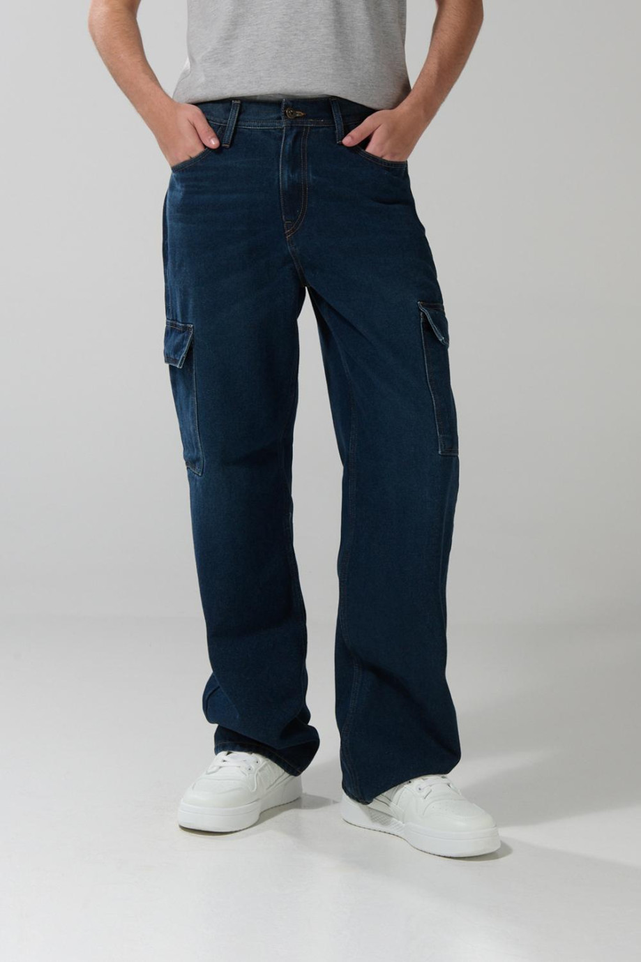 Jean azul oscuro cargo con bota recta y tiro medio