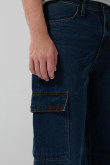 Jean azul oscuro cargo con bota recta y tiro medio