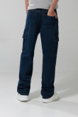 Jean azul oscuro cargo con bota recta y tiro medio